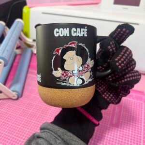 Taza negra con base de corcho y diseño personalizado