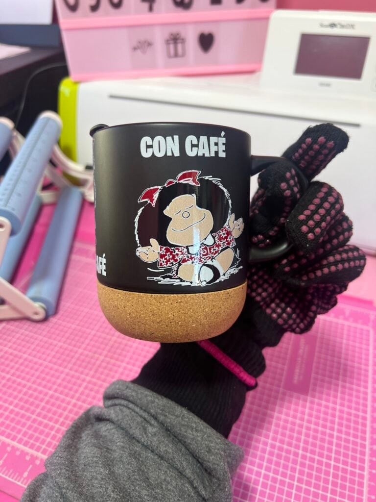 Taza negra con base de corcho y diseño personalizado